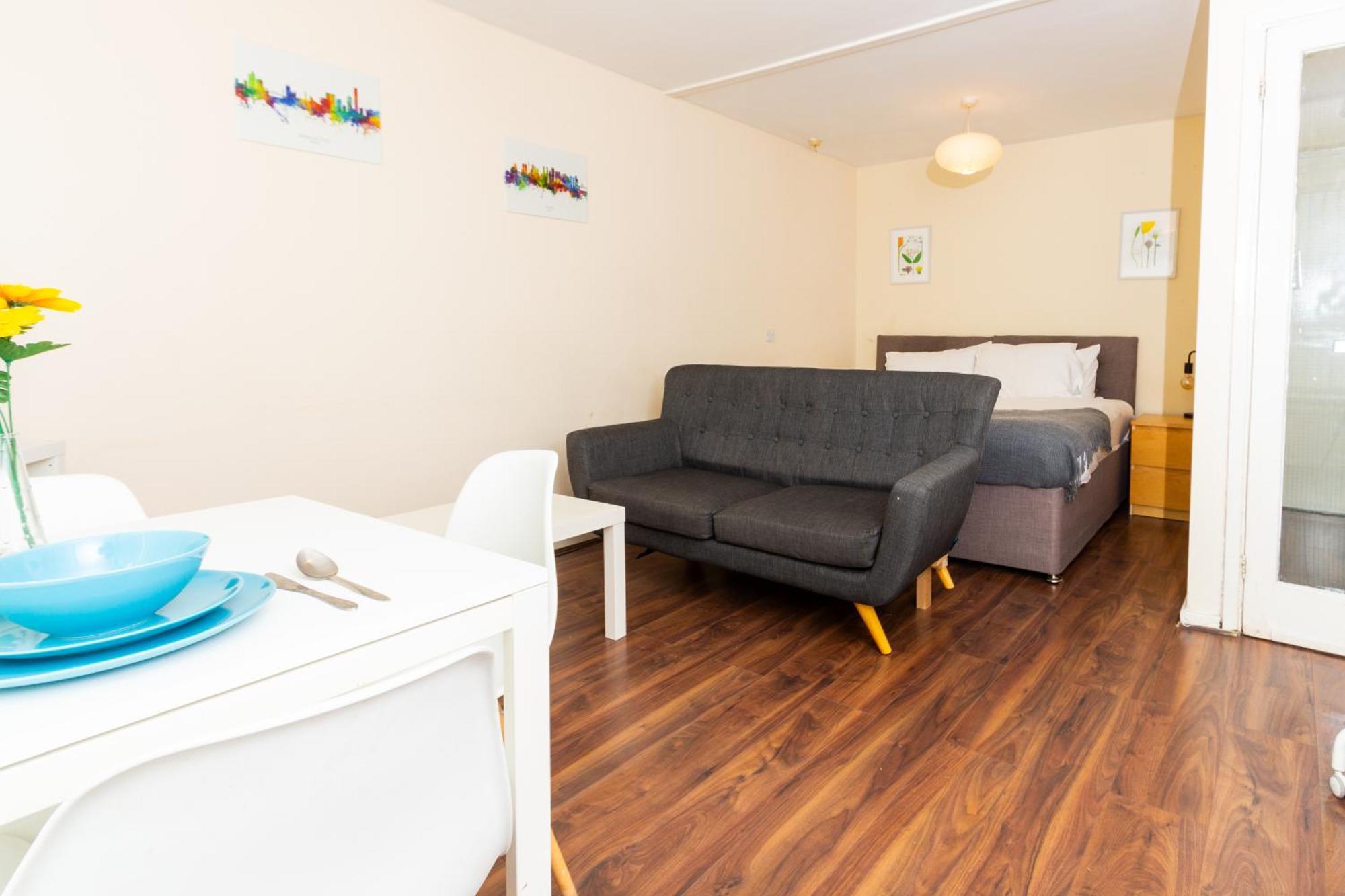 Studio In Stretford With Great Transport Links Apartment Manchester Bagian luar foto